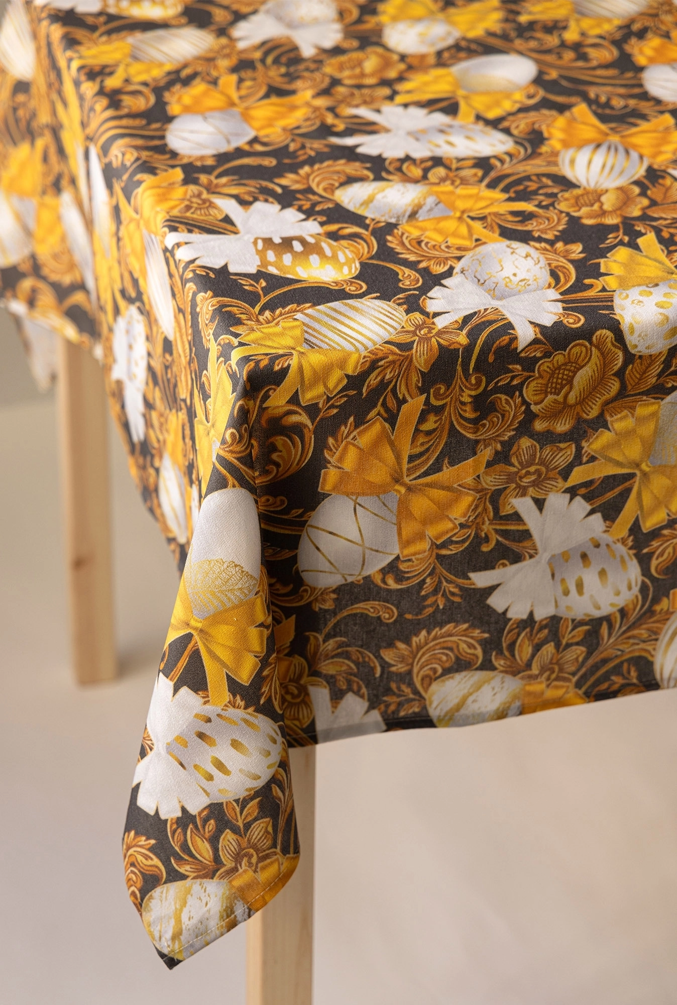 uskrsnji-stolnjak-crni-sa-zlatnim-ornamentima-1711459400