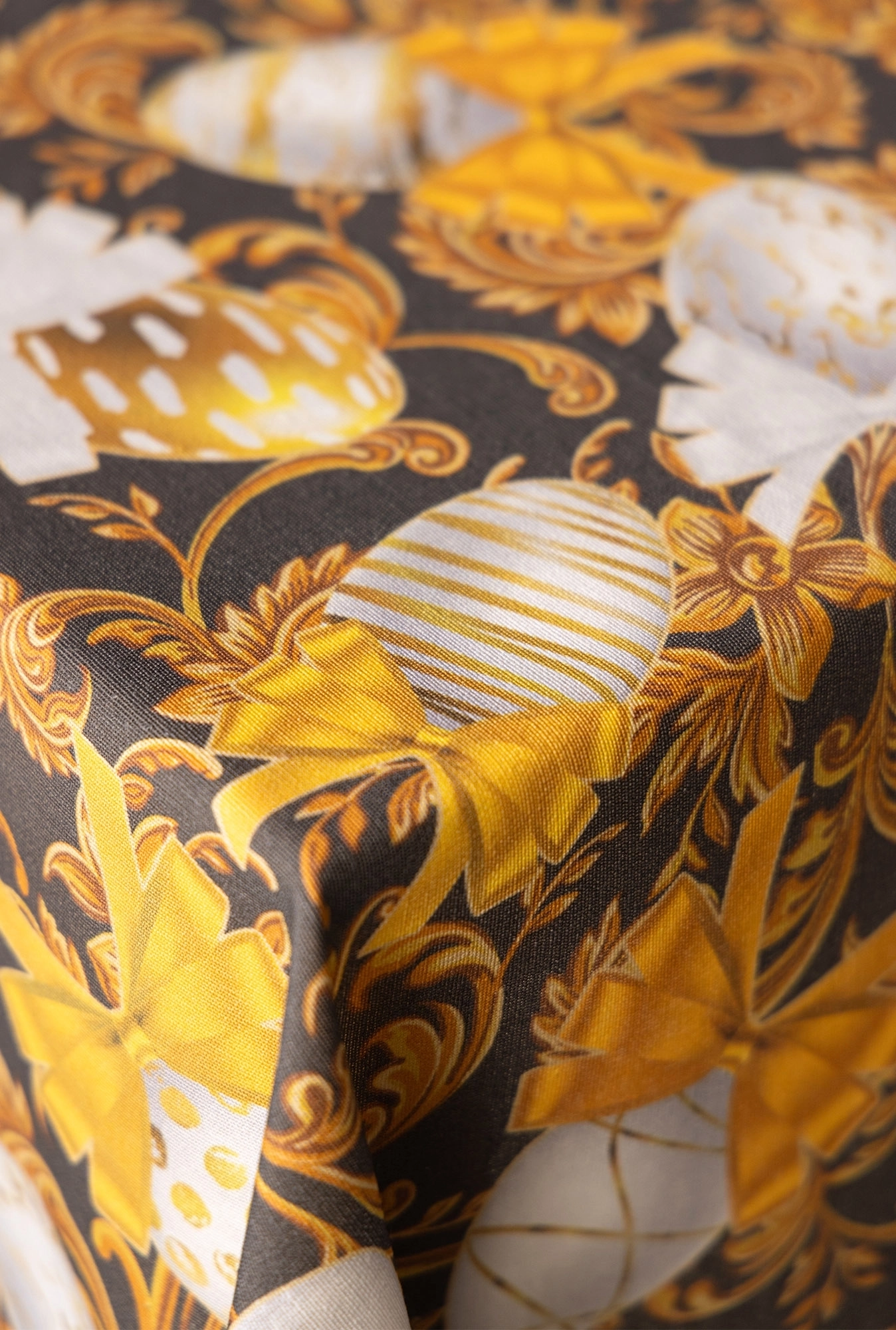 Uskršnji stolnjak crni sa zlatnim ornamentima