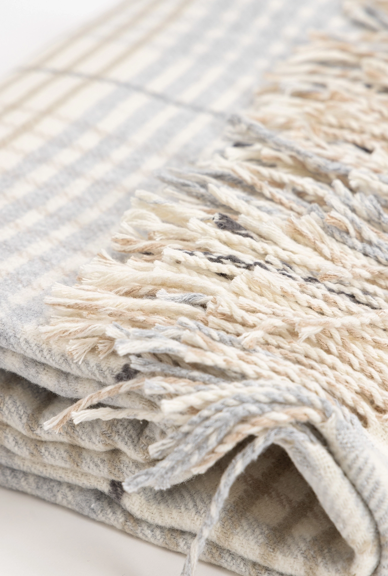 cebe-sivo-karo-sa-resama-1762239658-605191