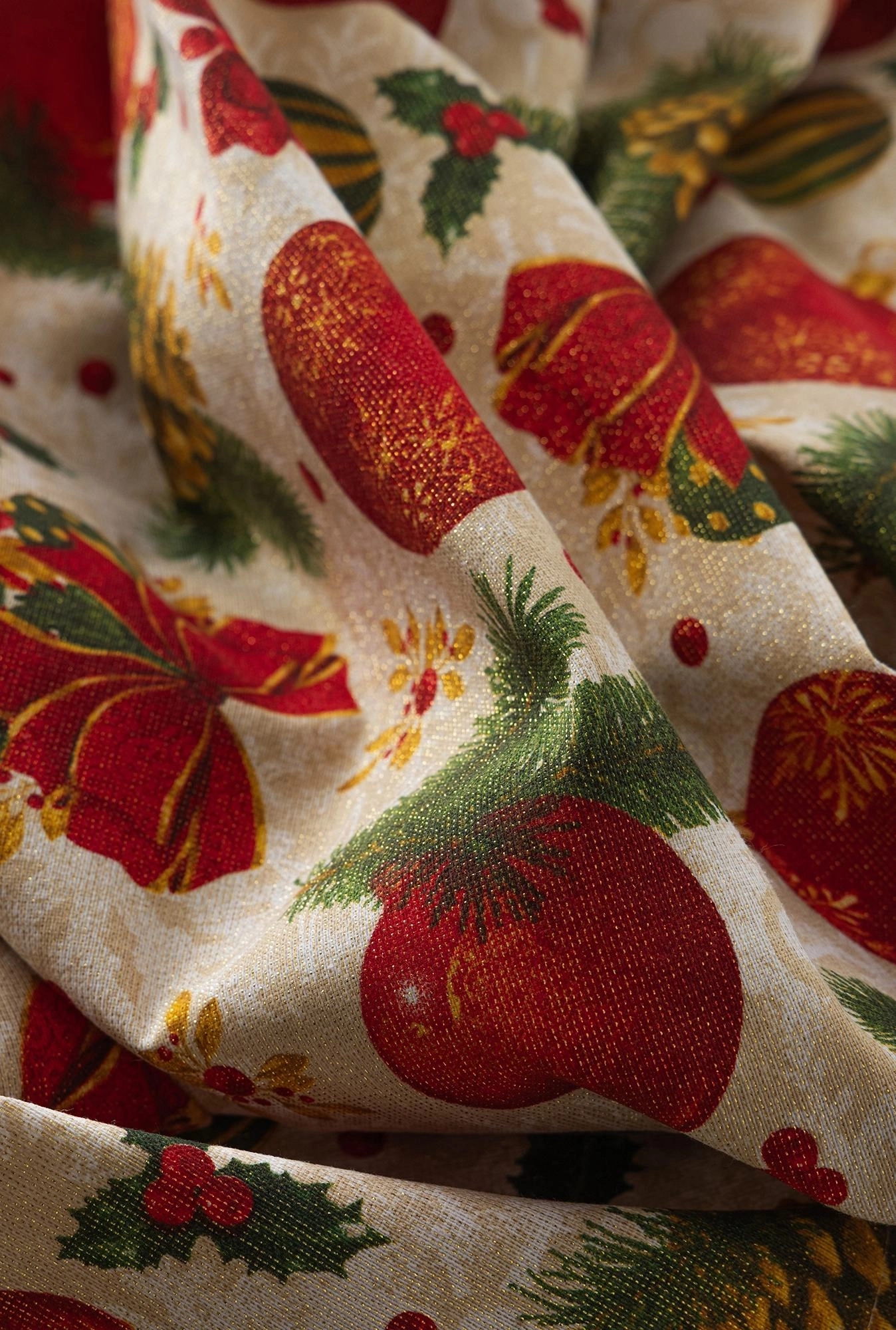 novogodisnji-stolnjak-lurex-ukrasne-kugle-1764673508-511961