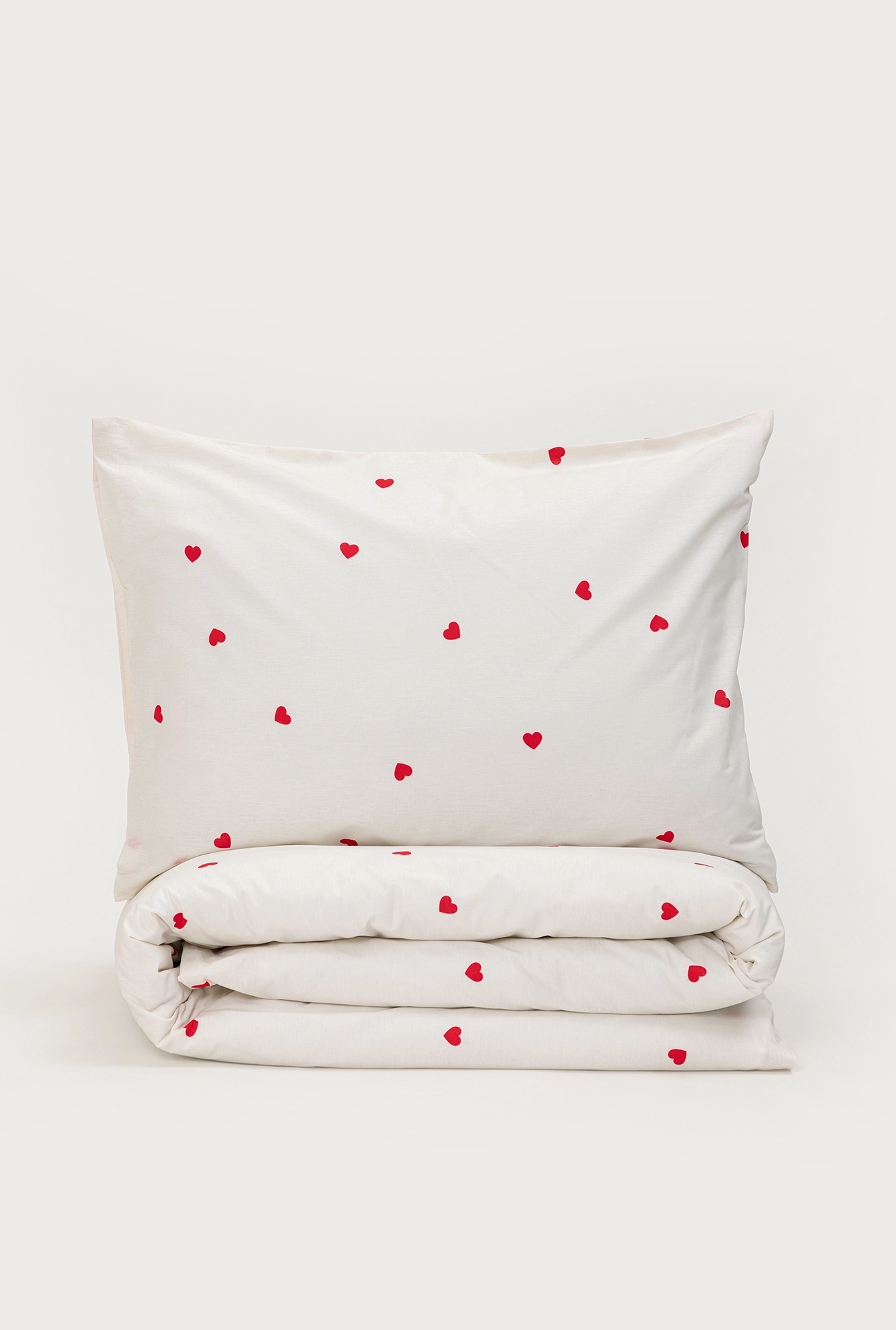 Posteljina Crvena srca na bež osnovi