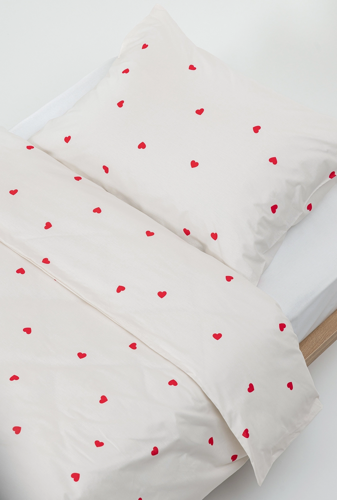 Posteljina Crvena srca na bež osnovi