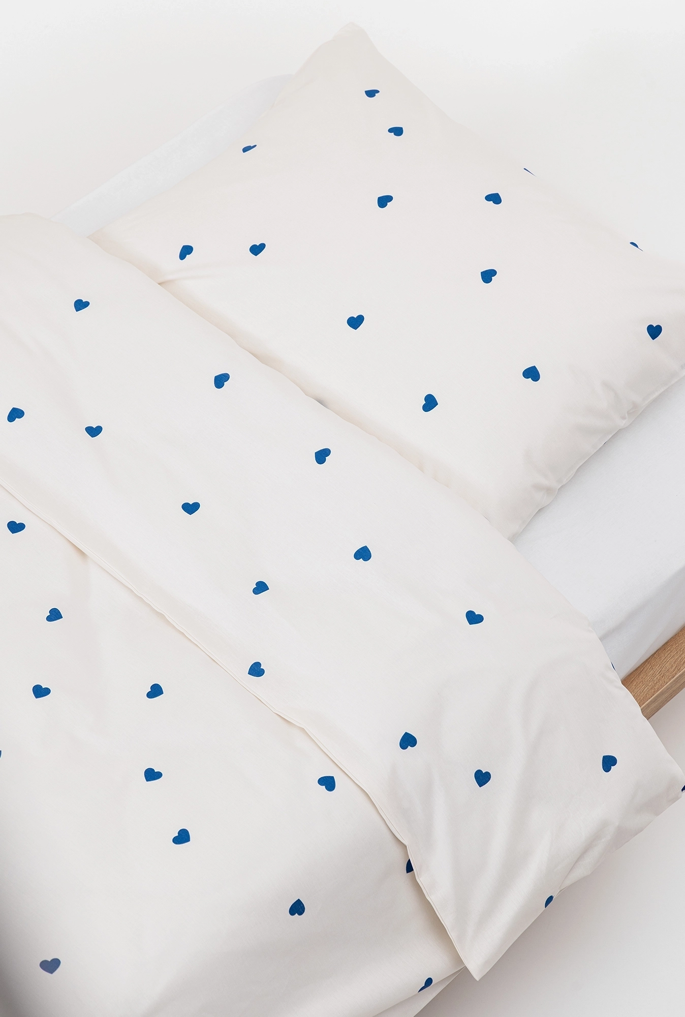 Posteljina Plava srca na bež osnovi