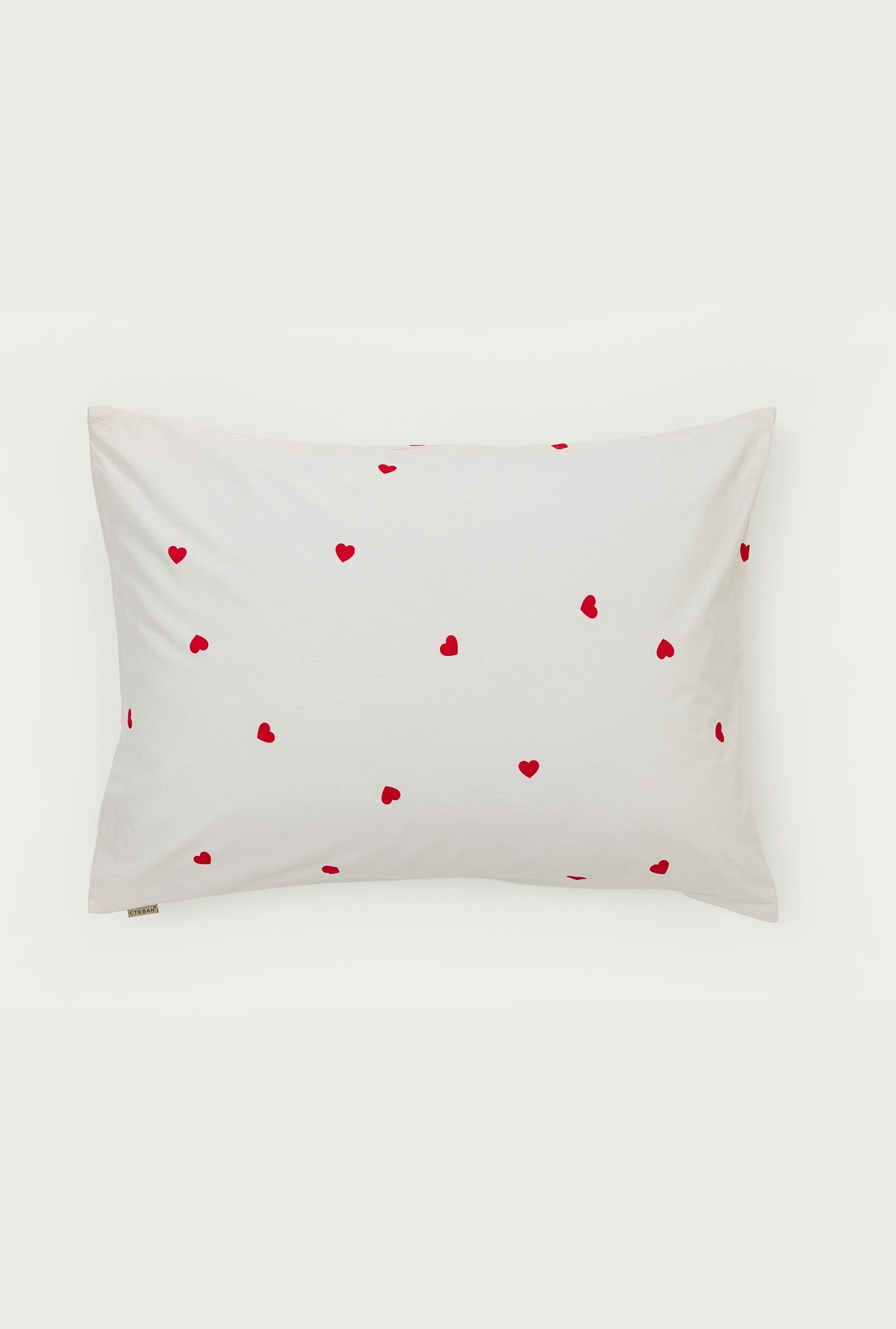 Jastučnica Crvena srca na bež osnovi