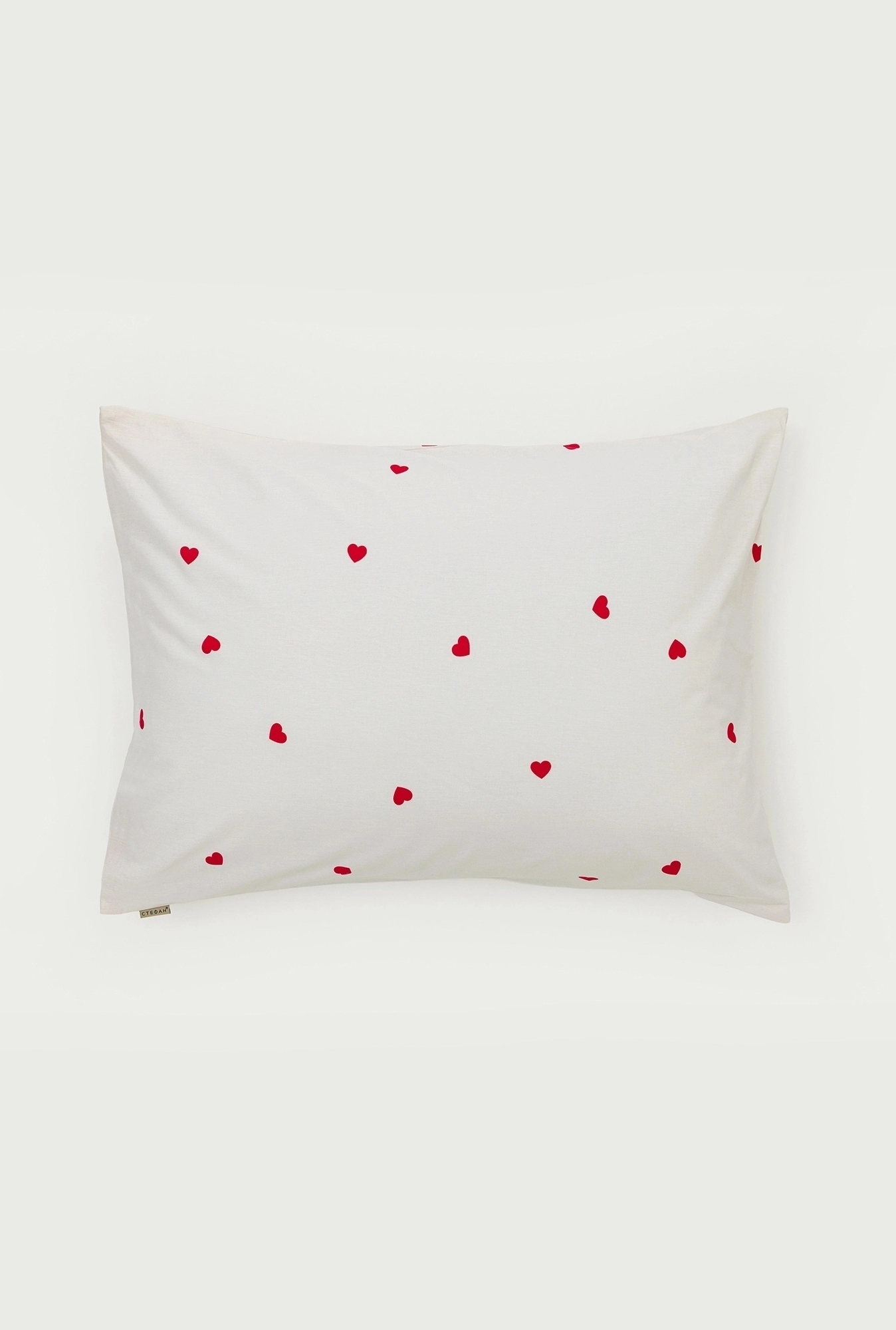 Jastučnica Crvena srca na bež osnovi