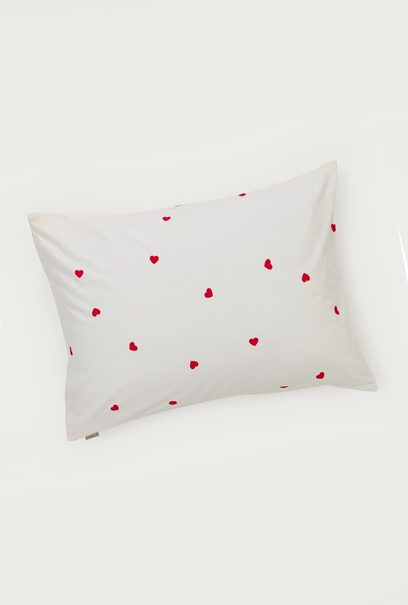 Jastučnica Crvena srca na bež osnovi